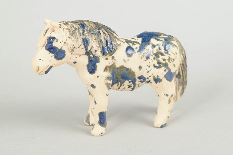 Nils-Erik Zetterström, Sweden. Ceramic pony figure with a light glaze. Approx. 1970s.: Nils-Erik Zetterström, pony figure. Unique ceramic sculpture depicting a pony executed in stoneware with a light glaze decorated with blue and brown tonal accents in a spontaneous painterly