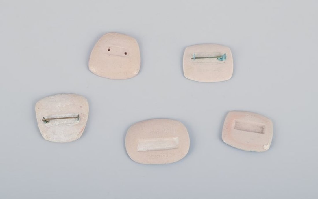Ole Bjørn Krüger, Danish sculptor and ceramicist. Five unique brooches in glazed stoneware - 8