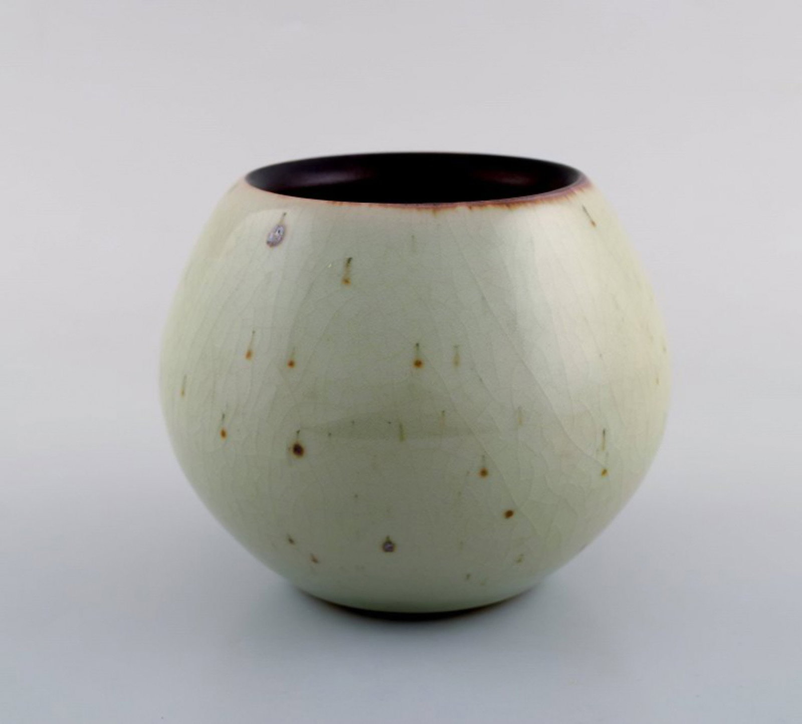 European studio ceramist. Unique vase in glazed ceramics. Beautiful crackled glaze in light earth (1 of 6)