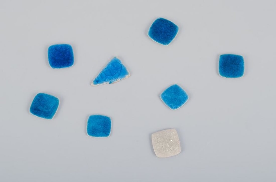 Ole Bjørn Krüger, Danish sculptor and ceramicist. Eight unique brooches in glazed: Ole Bjørn Krüger (1922-2007), Danish sculptor and ceramicist. Eight unique brooches in glazed stoneware in blue and white hues. From the 1960s/70s. In excellent condition. Partially marked.