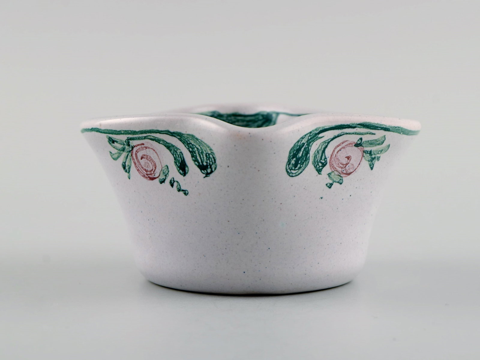 Bjørn Wiinblad (1918-2006), Denmark. Heart-shaped bowl in glazed ceramics with hand-painted - 2