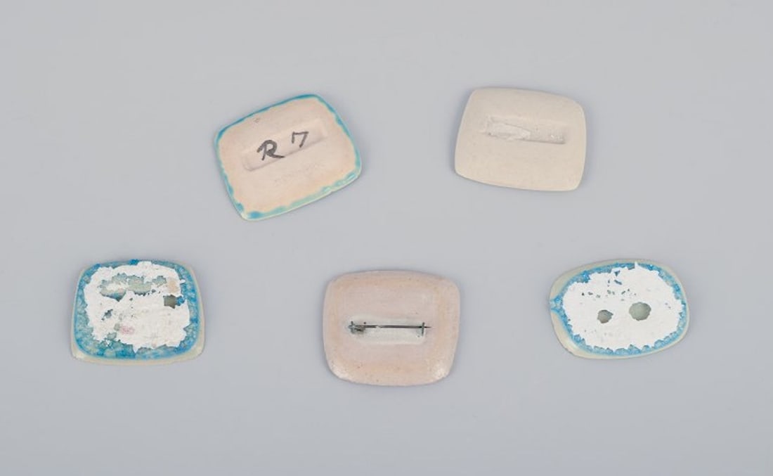 Ole Bjørn Krüger, Danish sculptor and ceramicist. Five unique brooches in glazed stoneware - 8