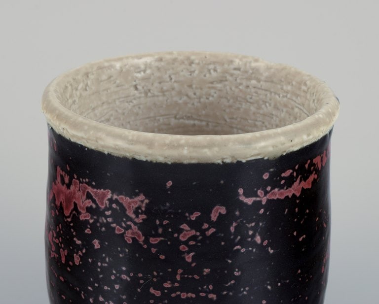 Sylvia Leuchovius (1915-2003) for Rörstrand. Ceramic vase with dark-toned glaze. - 5