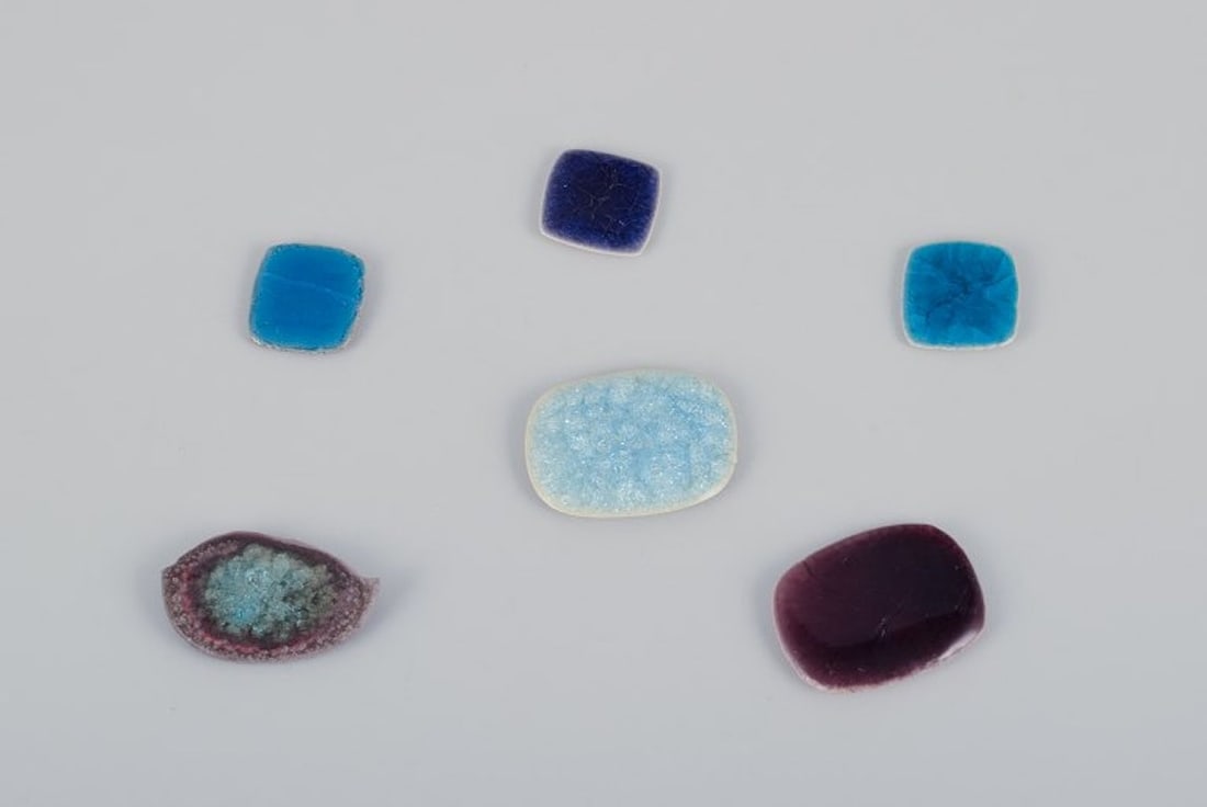 Ole Bjørn Krüger, Danish sculptor and ceramicist. Six unique glazed stoneware brooches in: Ole Bjørn Krüger (1922-2007), Danish sculptor and ceramicist. Six unique glazed stoneware brooches in blue and purple hues. 1960s/70s. In excellent condition. Partially marked. Provenance: