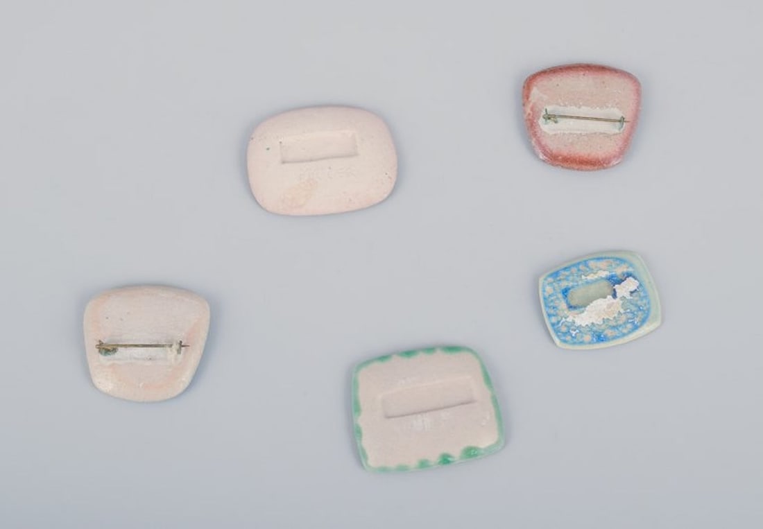 Ole Bjørn Krüger, Danish sculptor and ceramicist. Five unique brooches in glazed stoneware - 9
