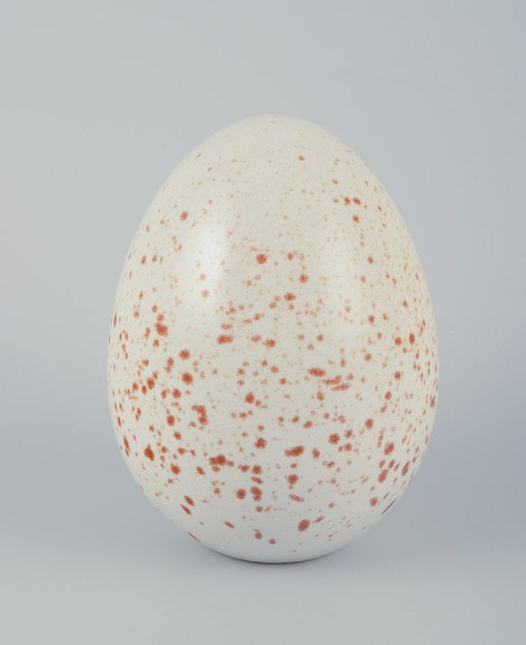 Höganäs, Sweden. Stoneware egg. Circa 1980s.: Höganäs, Sweden. Stoneware egg. Brown glaze on a white base. Handmade. Circa 1980s. Marked. Perfect condition. Dimensions: H 12.0 cm. x 8.0 cm. Höganäs Keramik is a Swedish