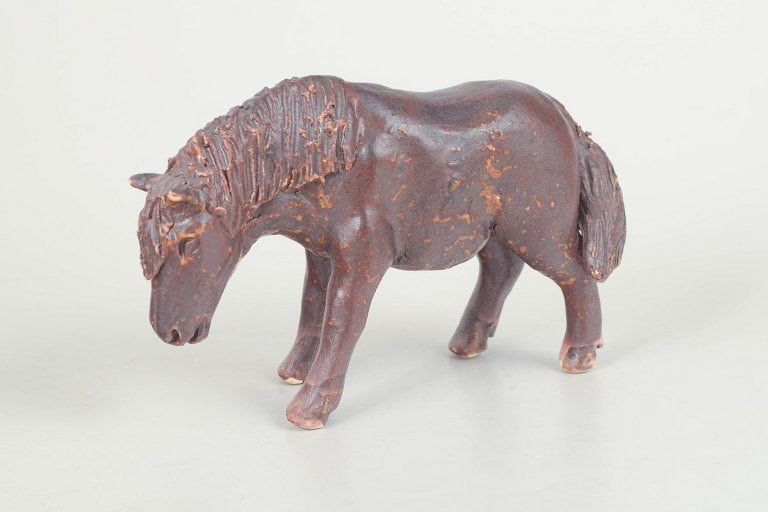 Nils-Erik Zetterström, Sweden. Ceramic pony figure with a dark brown glaze. Approx. 1970s.: Nils-Erik Zetterström, pony figure. Unique ceramic sculpture depicting a pony, executed in stoneware with a dark brown glaze and subtle rust-coloured nuances. The figure is modelled with a
