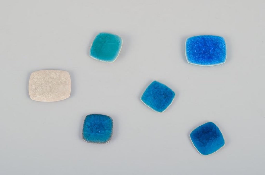 Ole Bjørn Krüger, Danish sculptor and ceramicist. Six unique brooches in glazed stoneware: Ole Bjørn Krüger (1922-2007), Danish sculptor and ceramicist. Six unique brooches in glazed stoneware in blue and white shades. From the 1960s/70s. In excellent condition. Partially marked.