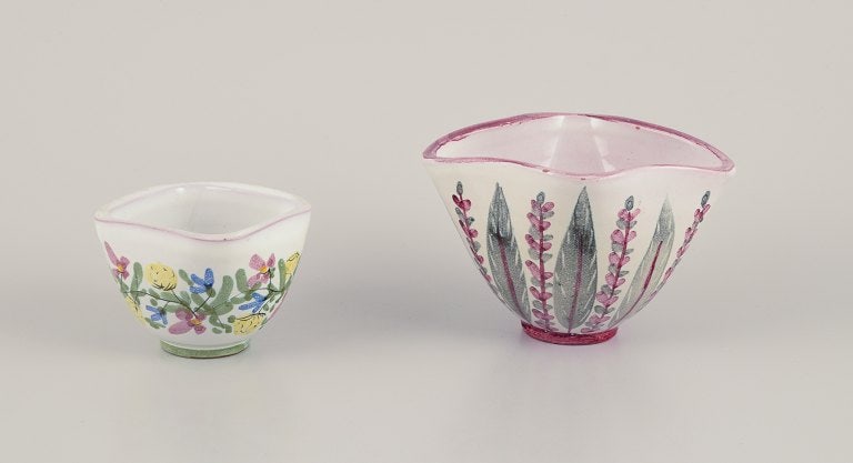 Laholm, Sweden. Two small ceramic bowls. Hand-decorated.: Laholm, Sweden. Two small ceramic bowls. Hand-decorated. Ca. 1970. Marked. In excellent condition with minimal signs of use. Large: W 12.0 cm x D 10.0 cm x H 7.5 cm. Reserve: $140.00 Shipping: