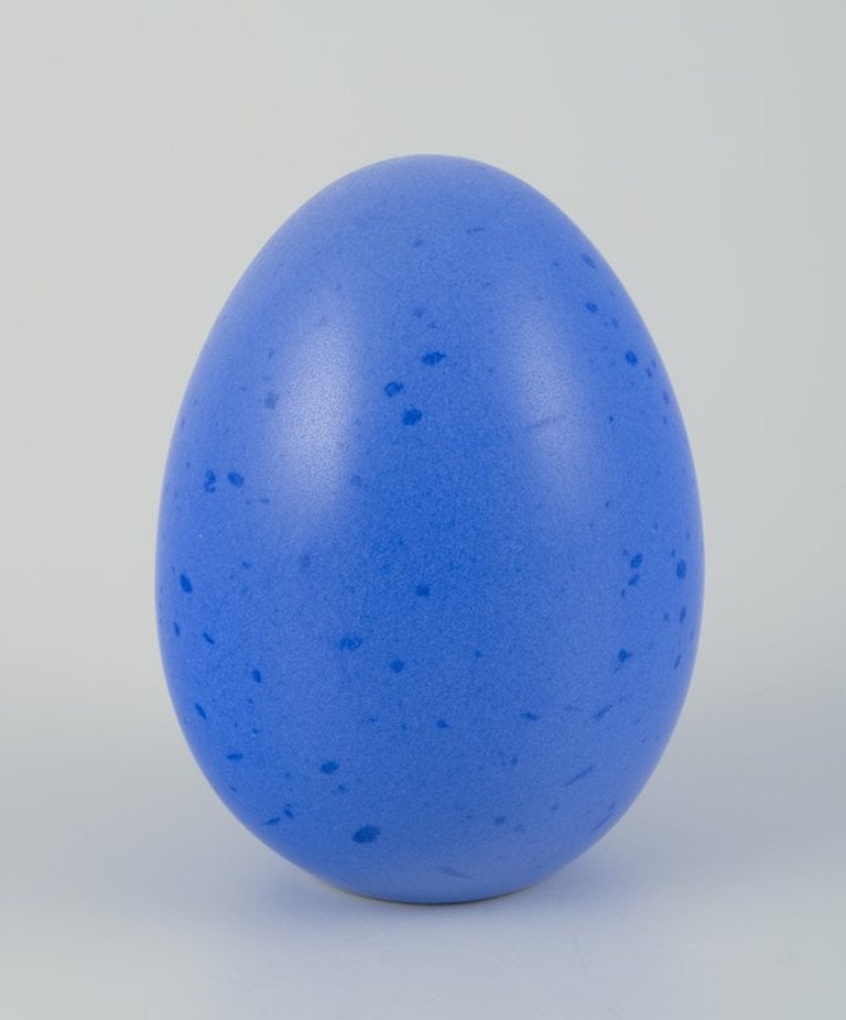 Höganäs Studio, Sweden. Egg in stoneware. Circa 1980s.: Höganäs Studio, Sweden. Egg in stoneware. Blue glaze. Handmade. Circa 1980s. Marked. Perfect condition. Dimensions: H 8.0 cm. x W 5.0 cm. Höganäs Keramik is a Swedish ceramics