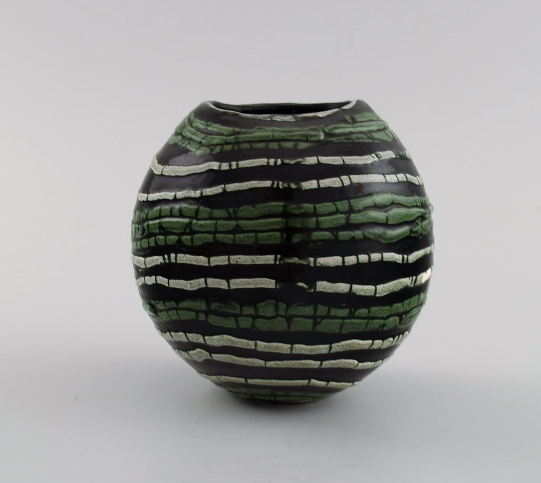 European studio ceramicist. Unique flowerpot for wall hanging in glazed ceramics. Green and white - 2