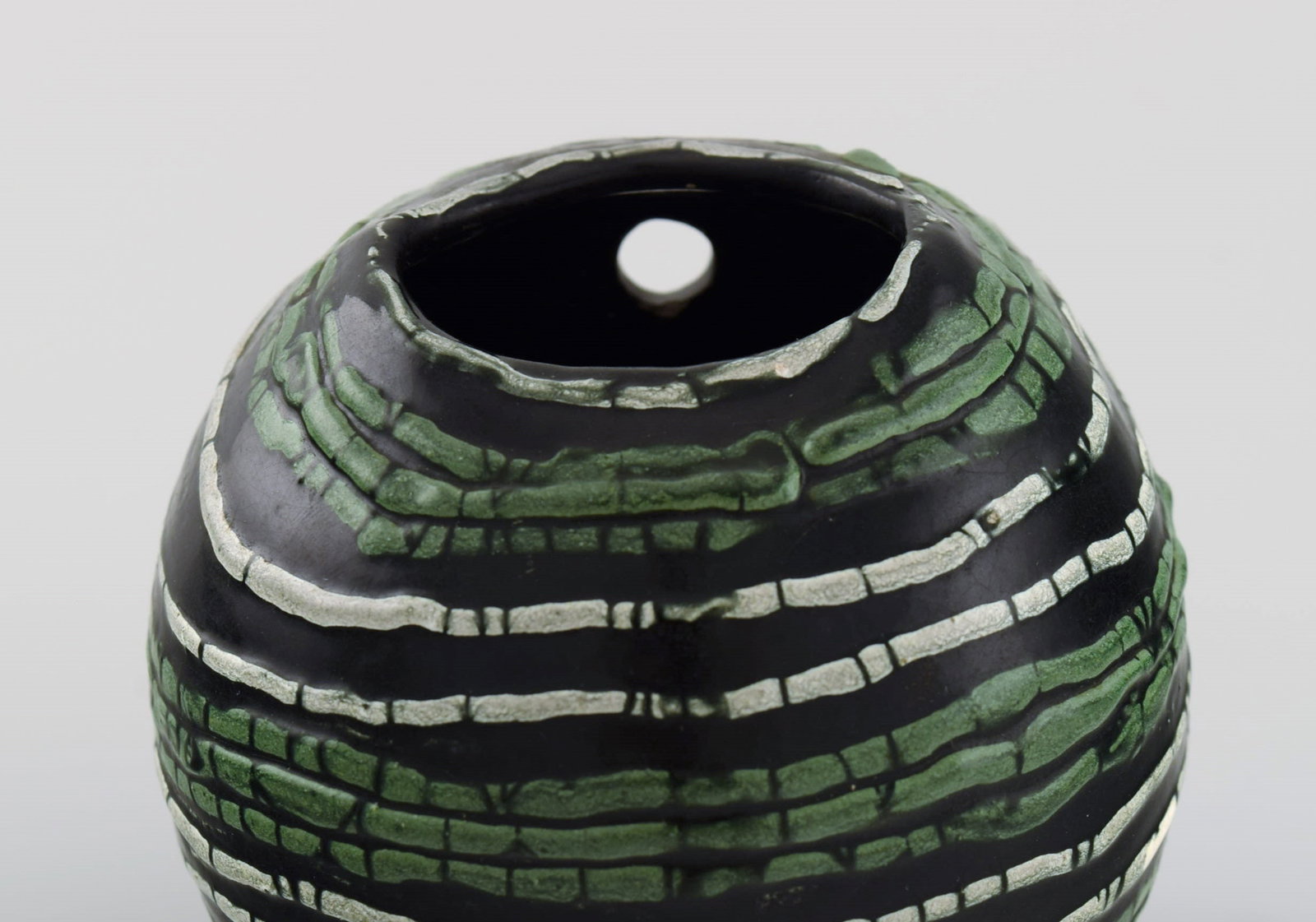 European studio ceramicist. Unique flowerpot for wall hanging in glazed ceramics. Green and white - 3