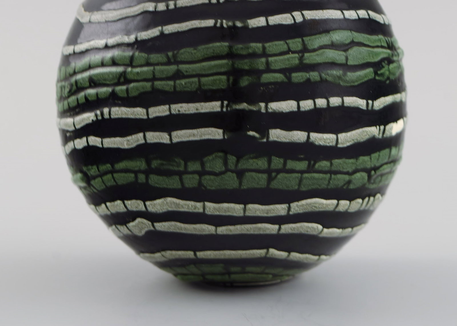 European studio ceramicist. Unique flowerpot for wall hanging in glazed ceramics. Green and white - 4