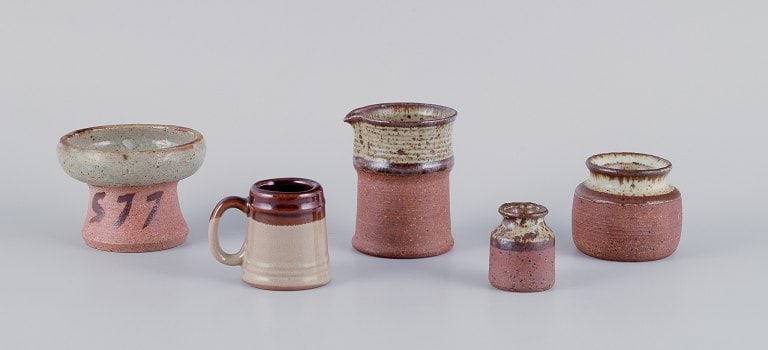 Mogens Nielsen, Nysted / Stouby Keramik, and others. Five pieces of handmade ceramic in shades of: Mogens Nielsen, Nysted / Stouby Keramik, and others. Five pieces of handmade ceramic in shades of brown. From the 1960s/70s. In perfect condition. Partially signed. Pitcher: H 8.0 cm x D 6.5 cm. Reser