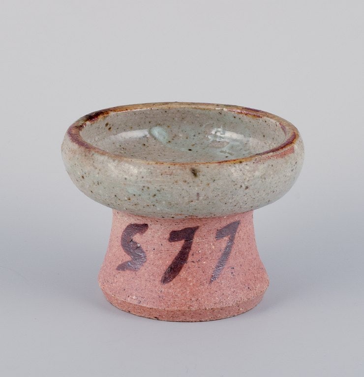 Mogens Nielsen, Nysted / Stouby Keramik, and others. Five pieces of handmade ceramic in shades of - 2