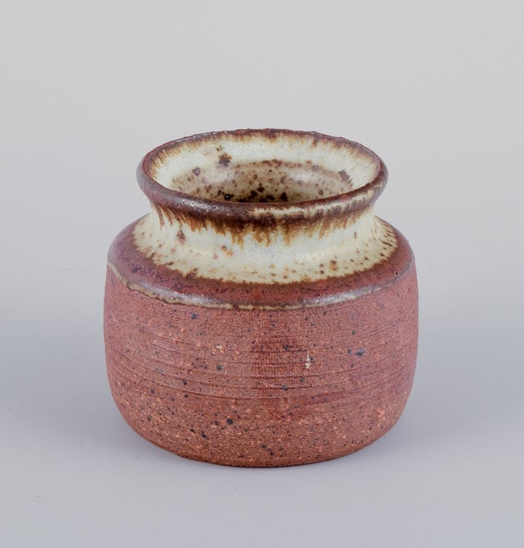 Mogens Nielsen, Nysted / Stouby Keramik, and others. Five pieces of handmade ceramic in shades of - 4