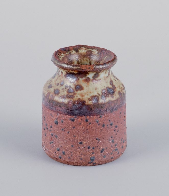 Mogens Nielsen, Nysted / Stouby Keramik, and others. Five pieces of handmade ceramic in shades of - 5
