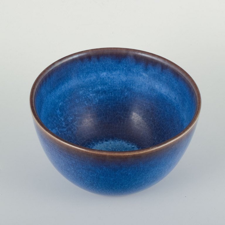European studio potter. Ceramic bowl with harmonious rounded form. Ca. 1970s. - 2