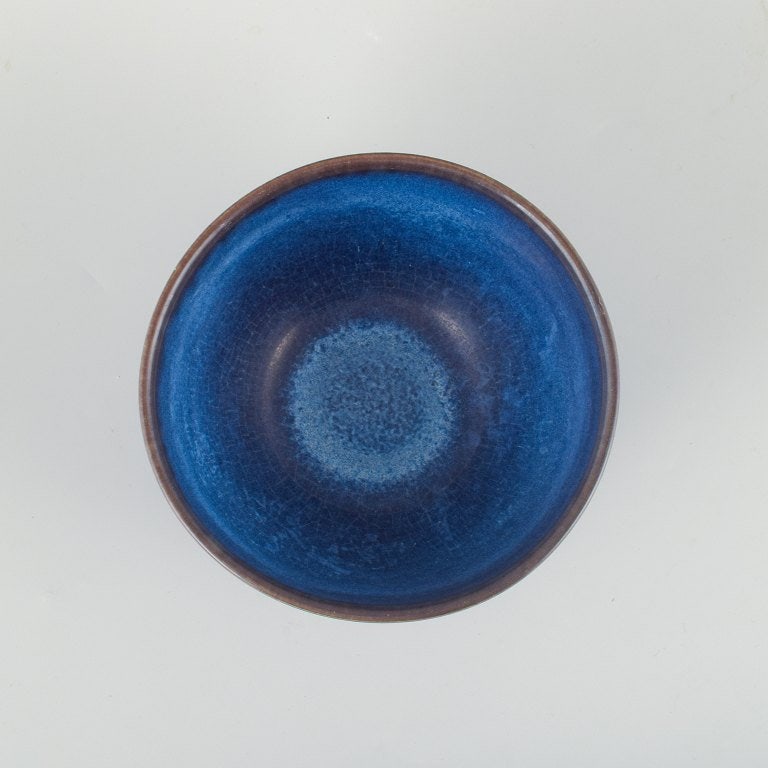 European studio potter. Ceramic bowl with harmonious rounded form. Ca. 1970s. - 4