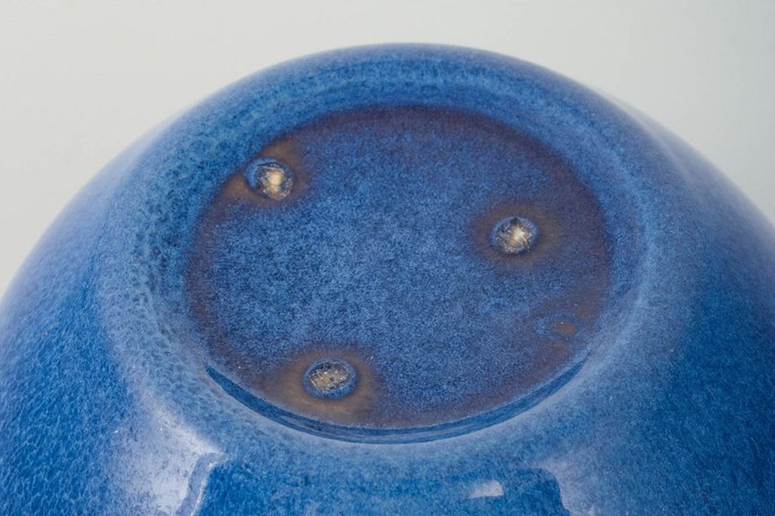 European studio potter. Ceramic bowl with harmonious rounded form. Ca. 1970s. - 5