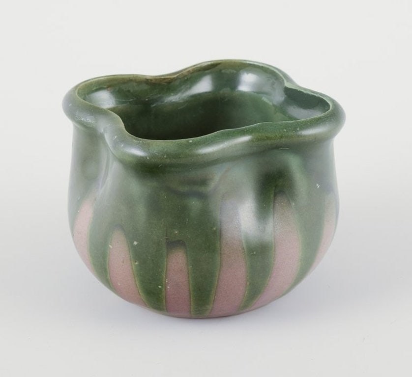 Kähler, Denmark. Small Art Nouveau ceramic plant pot. Approximately 1910s.: Kähler, small ceramic plant pot. Art Nouveau. Approximately 1910s. Glaze in shades of green. Signed. In excellent condition, with minor signs of wear, minimal chip inside the top. See photo.