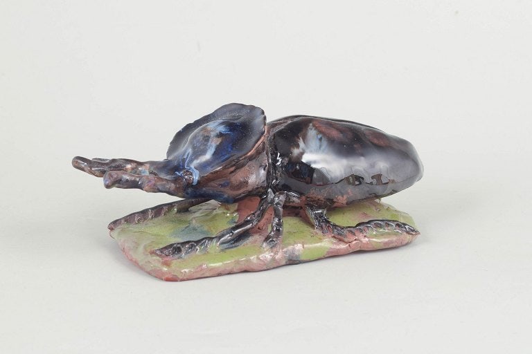 Nils-Erik Zetterström, Sweden. Ceramic insect figure with glossy, iridescent glaze. Dated 1977.: Nils-Erik Zetterström, insect figure. Unique ceramic sculpture depicting an insect executed in stoneware with glossy, iridescent glaze in dark blue, brown and green tonal nuances. The figure is