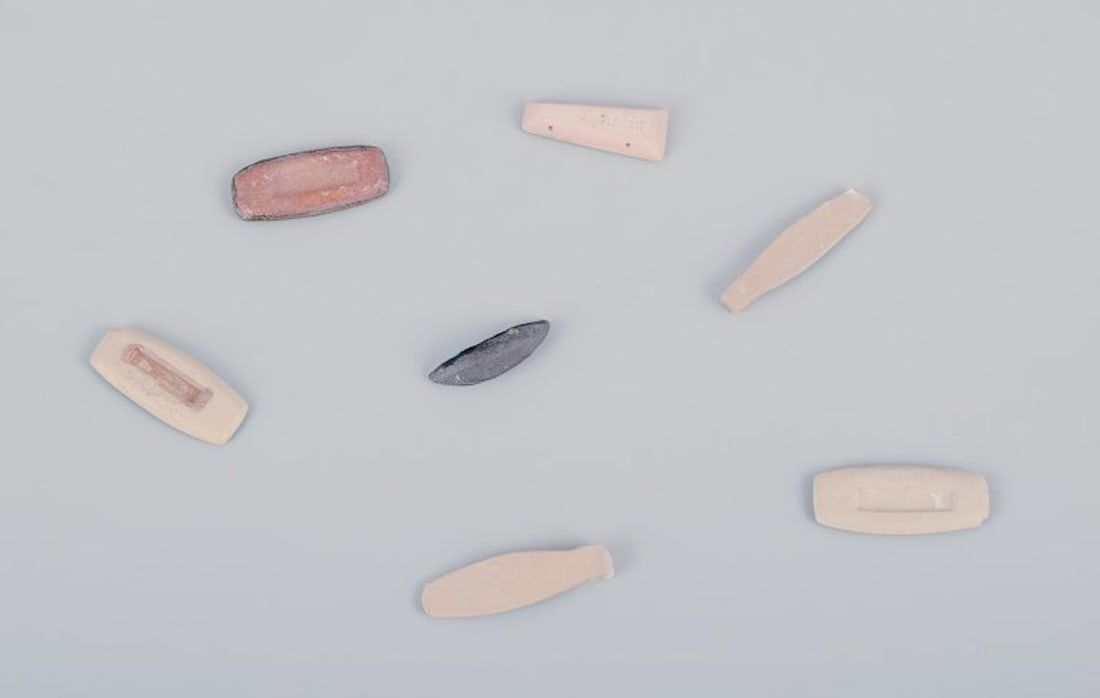 Ole Bjørn Krüger, Danish sculptor and ceramicist. Seven unique brooches in glazed - 8