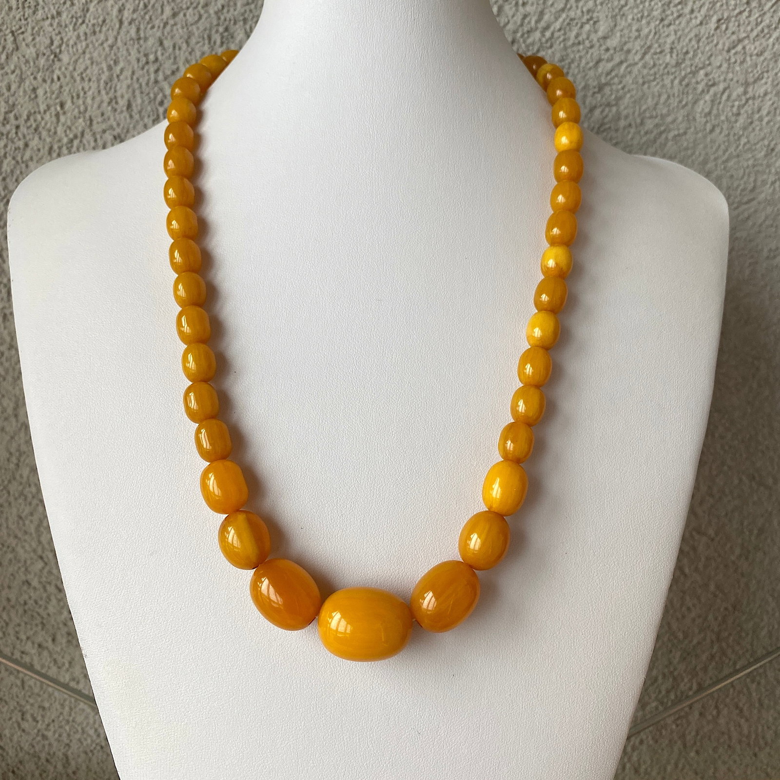 Splendid Bakelite Necklace made from Round Bakelite beads: Title:Splendid Bakelite Necklace made from Round Bakelite beads Metal:None Gemstone:Bakelite Weight:51.2 g Size:Size: 19.0 x 19.0 x 600.0 mm Size: 0.748 x 0.748 x 23.622 inches Bead size: From 18.0