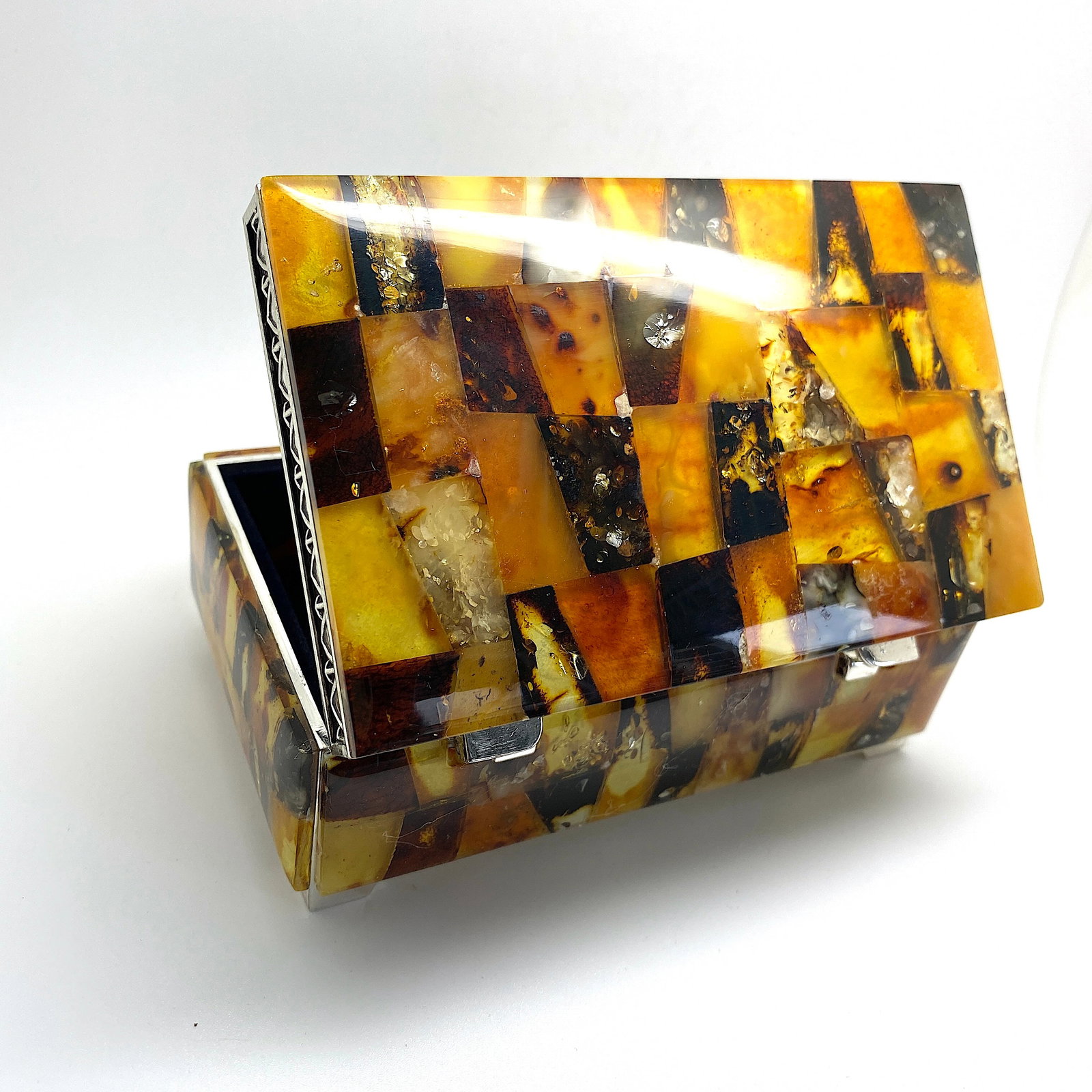 Antique Amber Jewellery box: Title:Antique Amber Jewellery box Metal:Metal Gemstone:Amber Weight:455.3 g Size:Size: 135 x 86 x 58 mm Size: 5.315 x 3.386 x 2.283 inches Made of:(Reconstituted Amber or Whole Stone):Whole Stone
