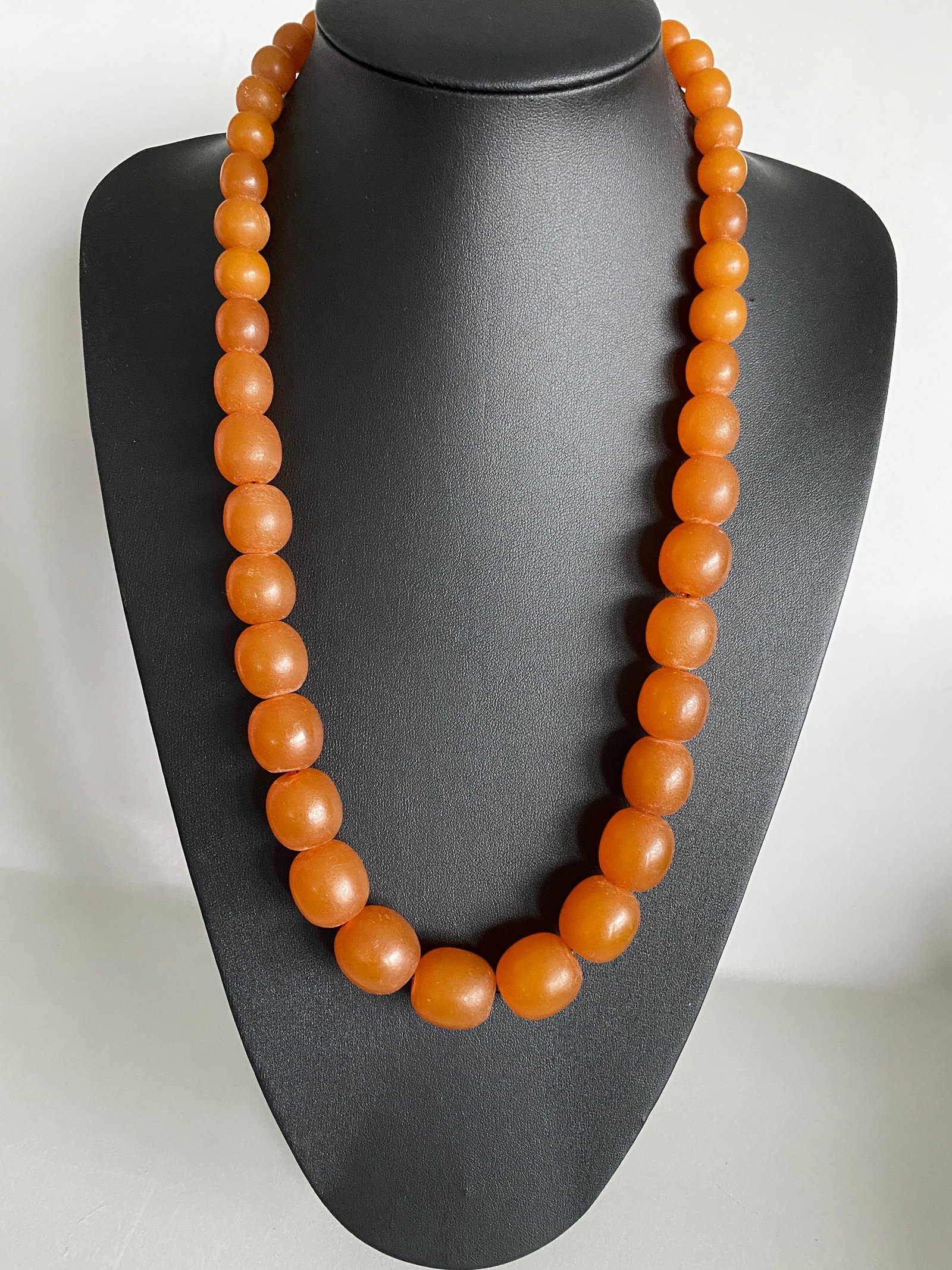 Extraordinary Vintage Amber Necklace made from Oval shaped Amber beads: Title:Extraordinary Vintage Amber Necklace made from Oval shaped Amber beads Metal:None Gemstone:Amber Weight:91.5 g Size:Bead size: From 18.5 to 10.7 mm Bead size: 0.728 to 0.421 inches Made
