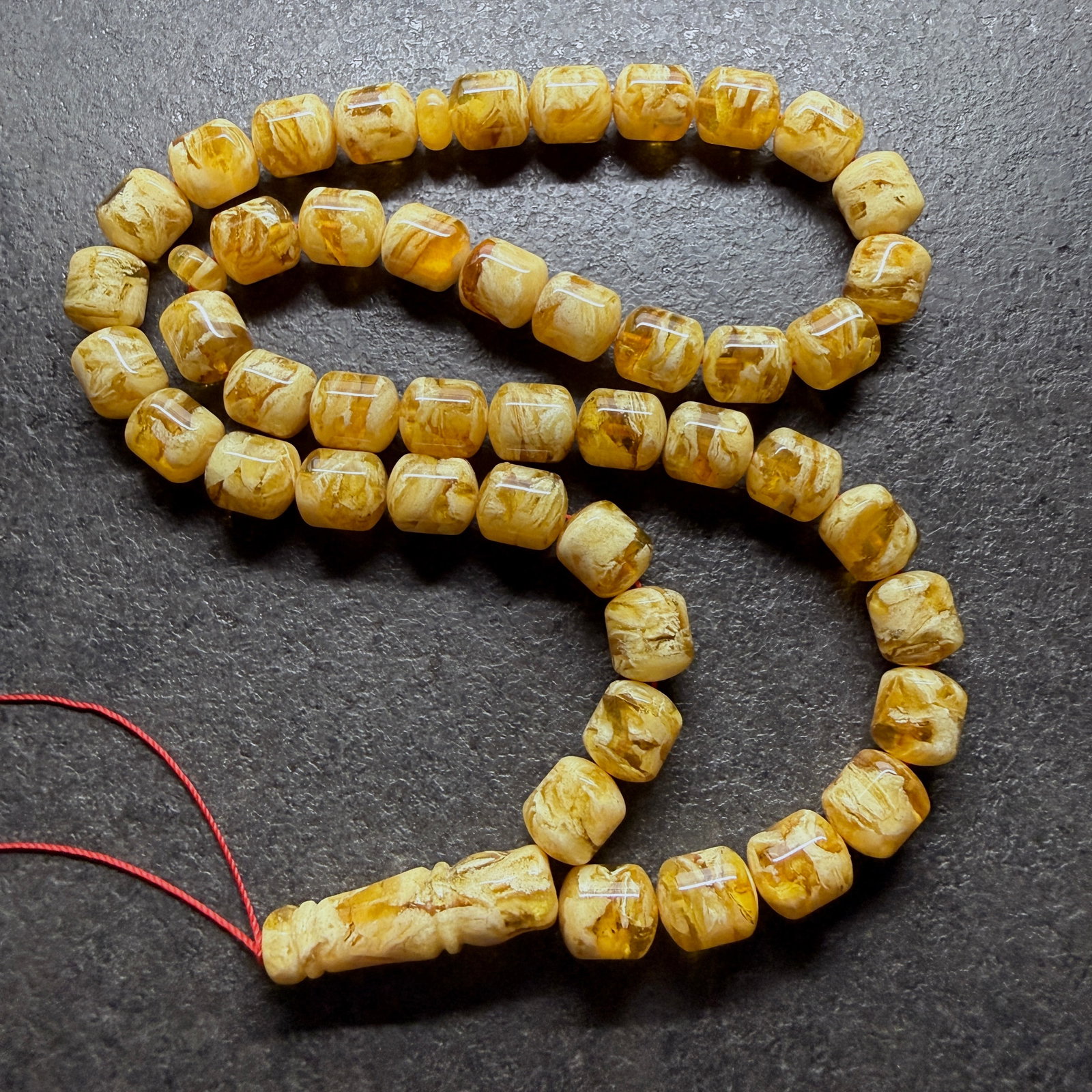 Stunning Amber Tesbih made from Round Amber beads: Title:Stunning Amber Tesbih made from Round Amber beads Metal:None Gemstone:Reconstituted Amber Weight:51.24 g Size:12x10 mm Made of:(Reconstituted Amber or Whole Stone):Reconstituted Amber
