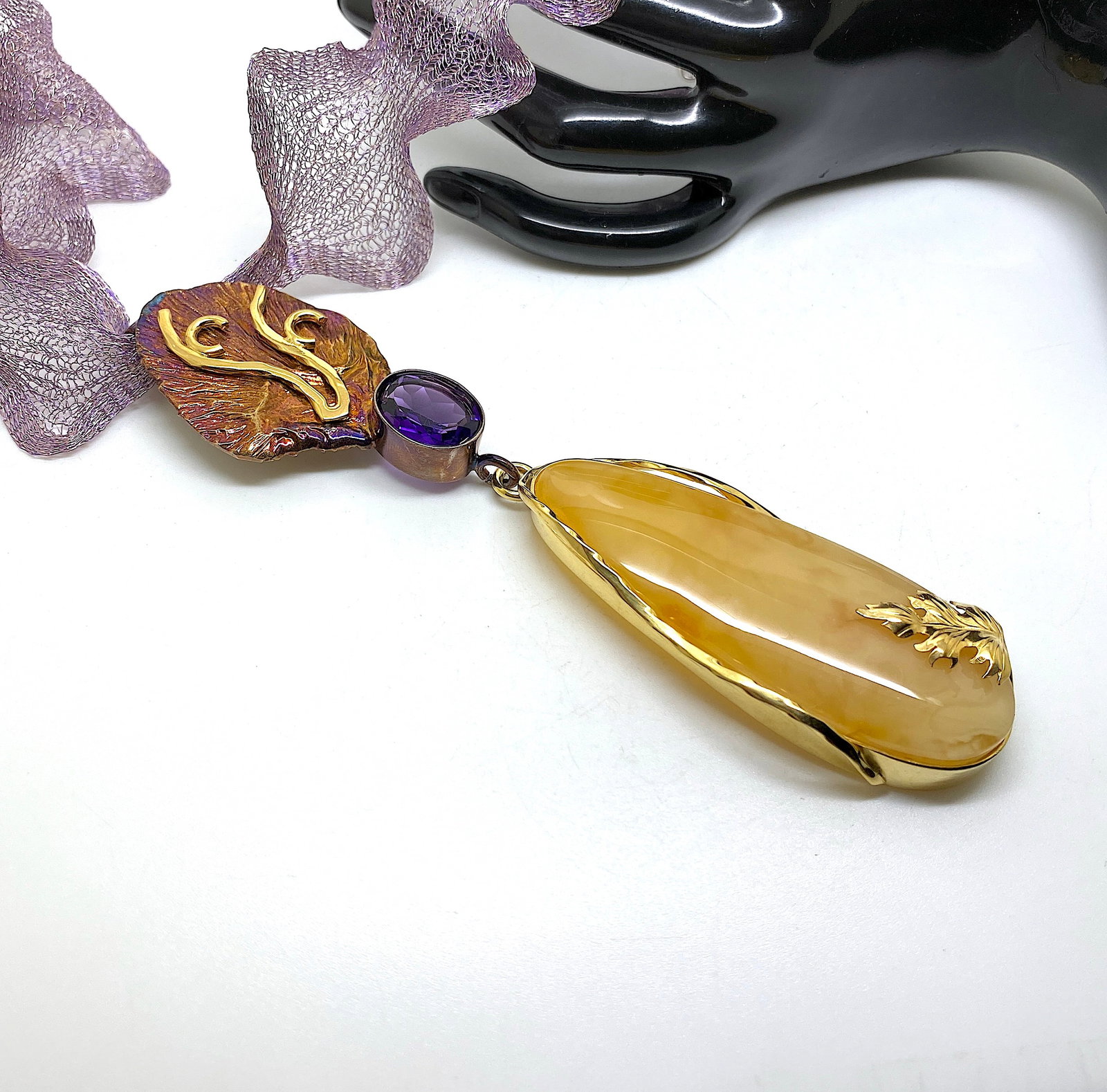 Impressive Vintage Amber Pendant shaped like a Drop: Title:Impressive Vintage Amber Pendant shaped like a Drop Metal:925 Silver-Gold Plated Gemstone:Amber Weight:52.0 g Size:Size: 142.0 x 31.0 x 12.0 mm Size: 5.591 x 1.22 x 0.472 inches Made