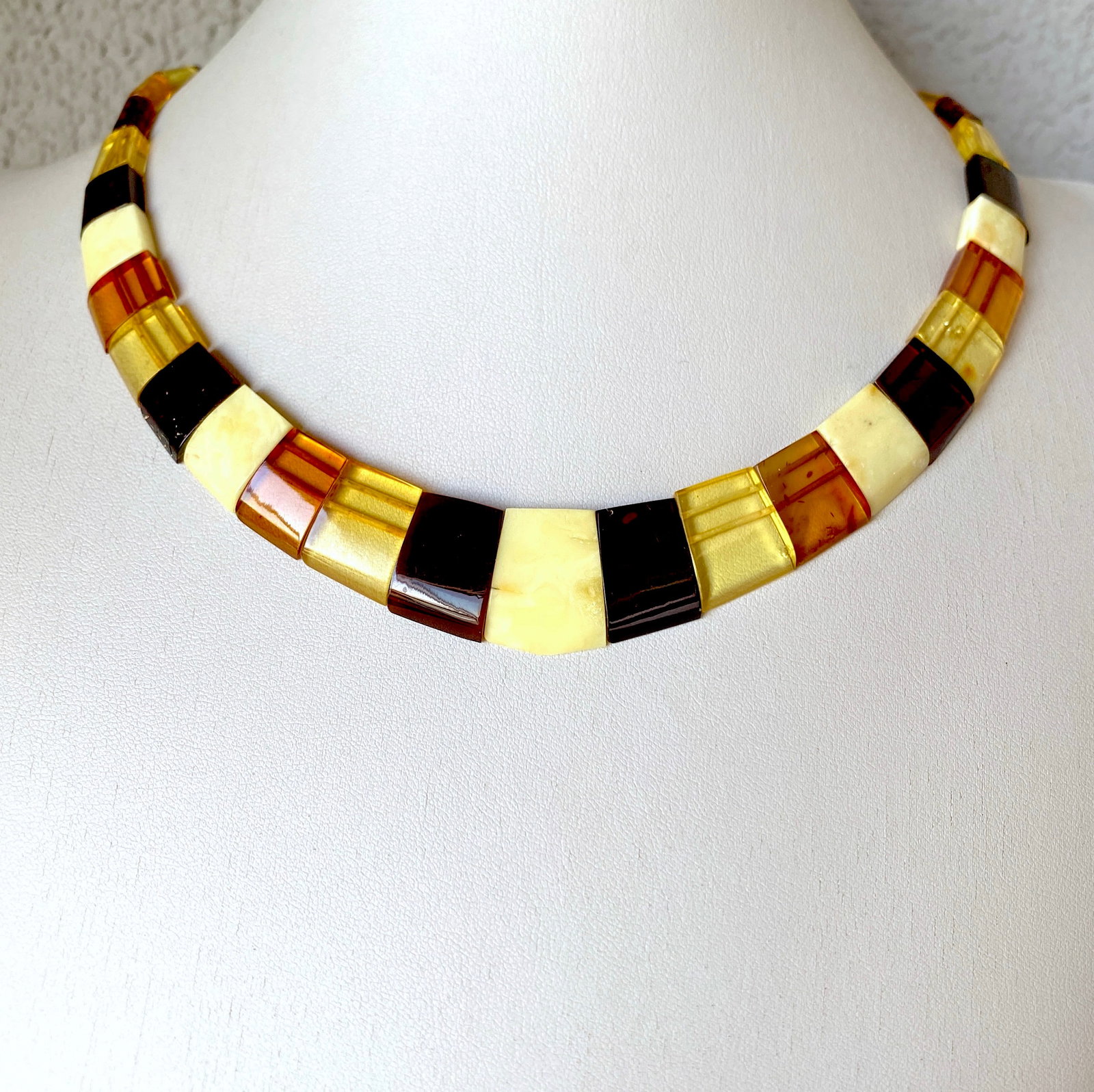 Amazing Amber Floral Necklace made from leaf like bead ornaments: Title:Amazing Amber Floral Necklace made from leaf like bead ornaments Metal:None Gemstone:Amber Weight:18.9 g Size:Size: 460.0 x 21.0 x 6.0 mm Size: 18.11 x 0.827 x 0.236 inches Made