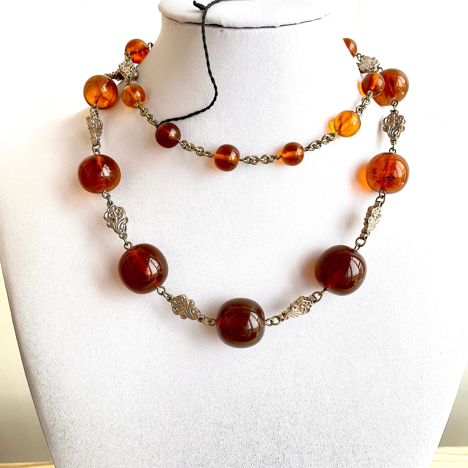 Fascinating Vintage Amber Necklace made from Round Amber beads: Title:Fascinating Vintage Amber Necklace made from Round Amber beads Metal:None Gemstone:Amber Weight:74.2 g Size:Bead size: 21.0 x 21.0 mm Bead size: 0.827 x 0.827 inches Made of:(Reconstituted