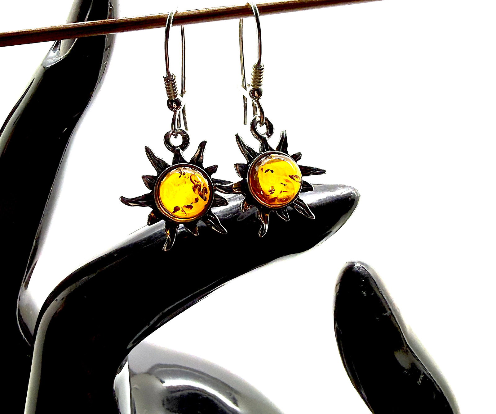 Stunning Amber Earrings: Title:Stunning Amber Earrings Metal:Sterling Silver Gemstone:Whole Stone Weight:2.56 g Size:30x15mm Made of:(Reconstituted Amber or Whole Stone):Natural Amber Additional information:Amber does not con