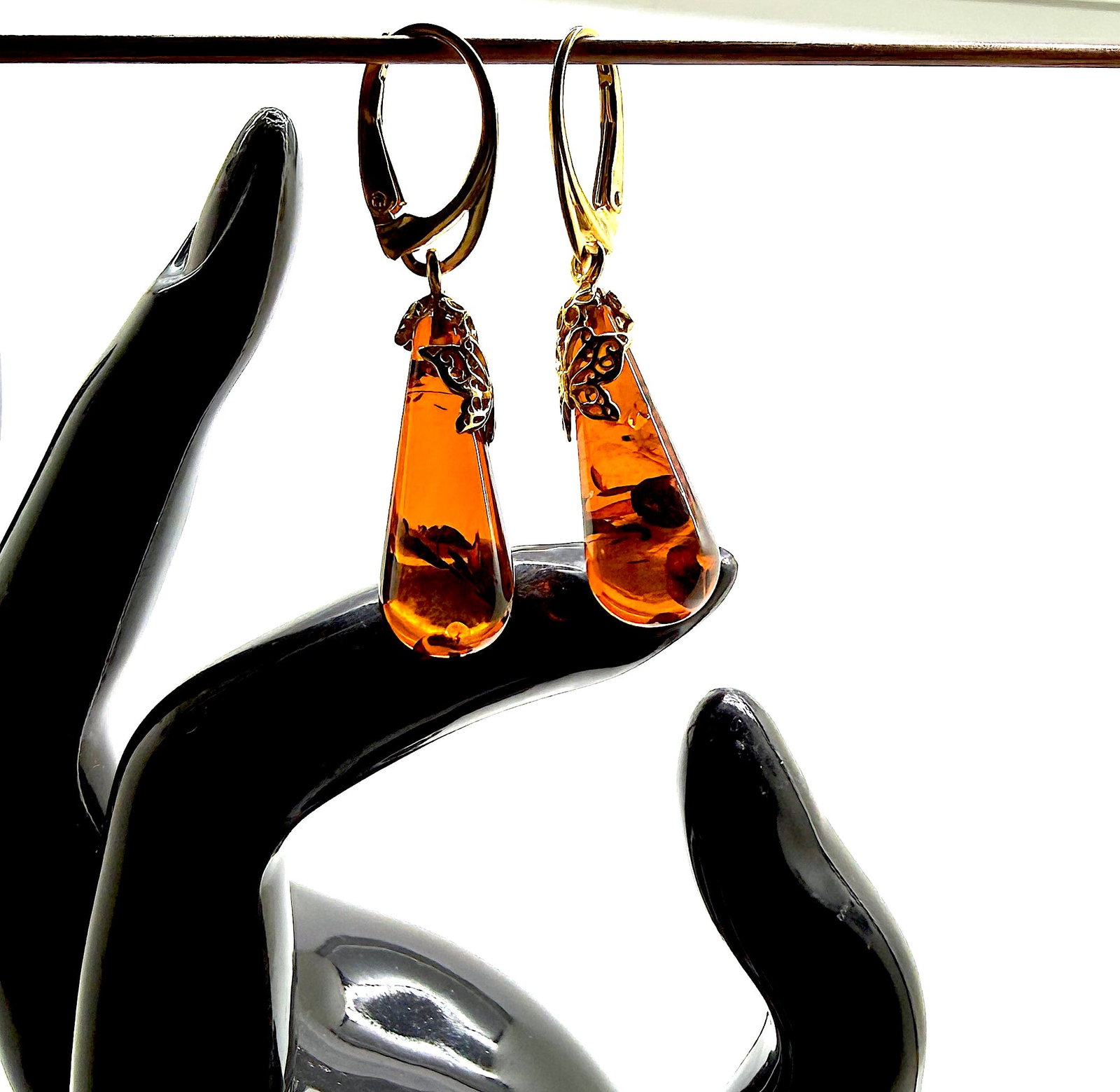 Outstanding Vintage Amber Earrings: Title:Outstanding Vintage Amber Earrings Metal:925 Silver-Gold Plated Gemstone:Whole Stone Weight:4.5 g Size:43 x 9mm Made of:(Reconstituted Amber or Whole Stone):Natural Amber Additional information: