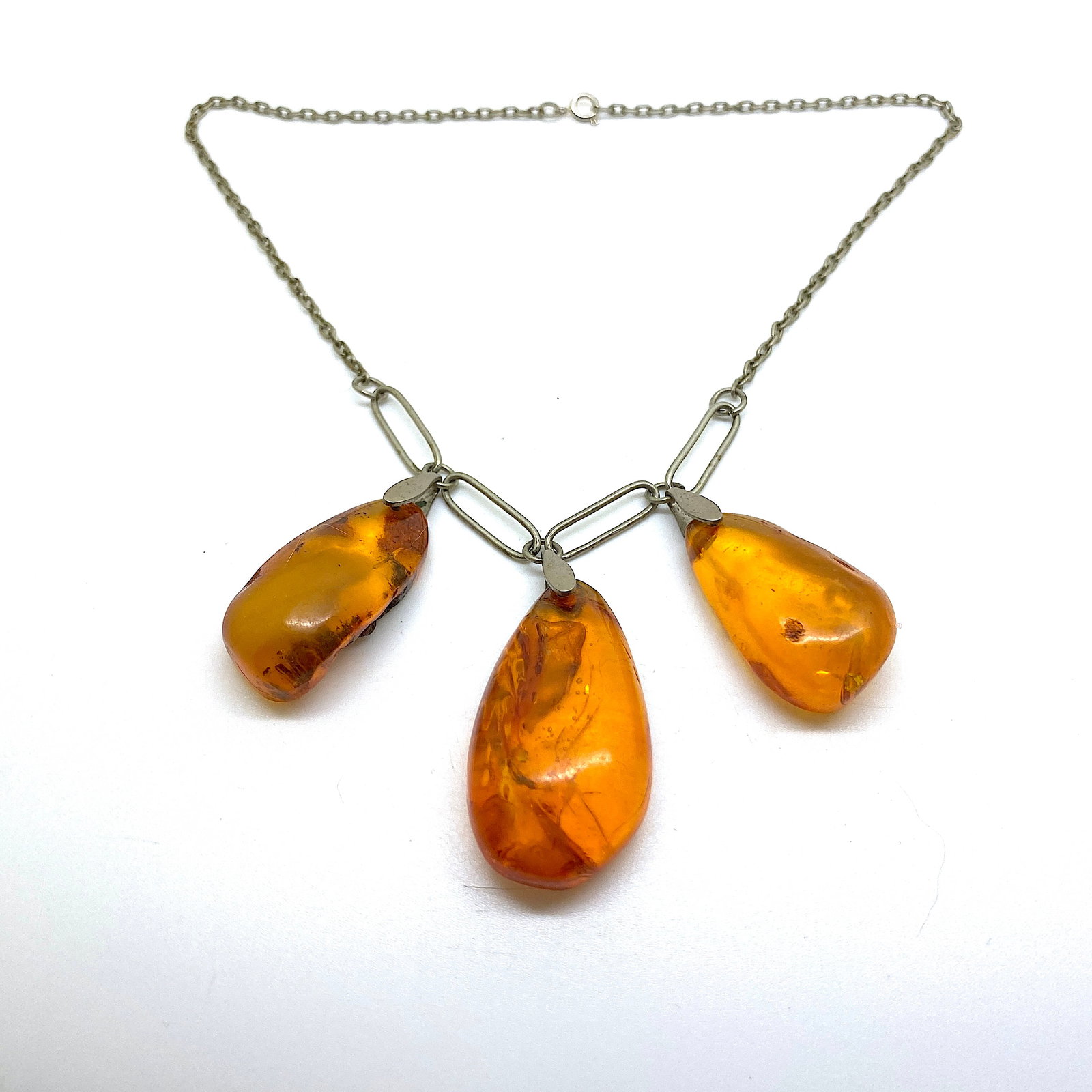 Stunning Unique Antique Amber Necklace: Title:Stunning Unique Antique Amber Necklace Metal:Metal Gemstone:Amber Weight:24.28 g Size:Stone Size: 43.0 x 23.0 x 12.0 mm Stone Size: 1.693 x 0.906 x 0.472 inches Chain Length: 400.0 mm Chain