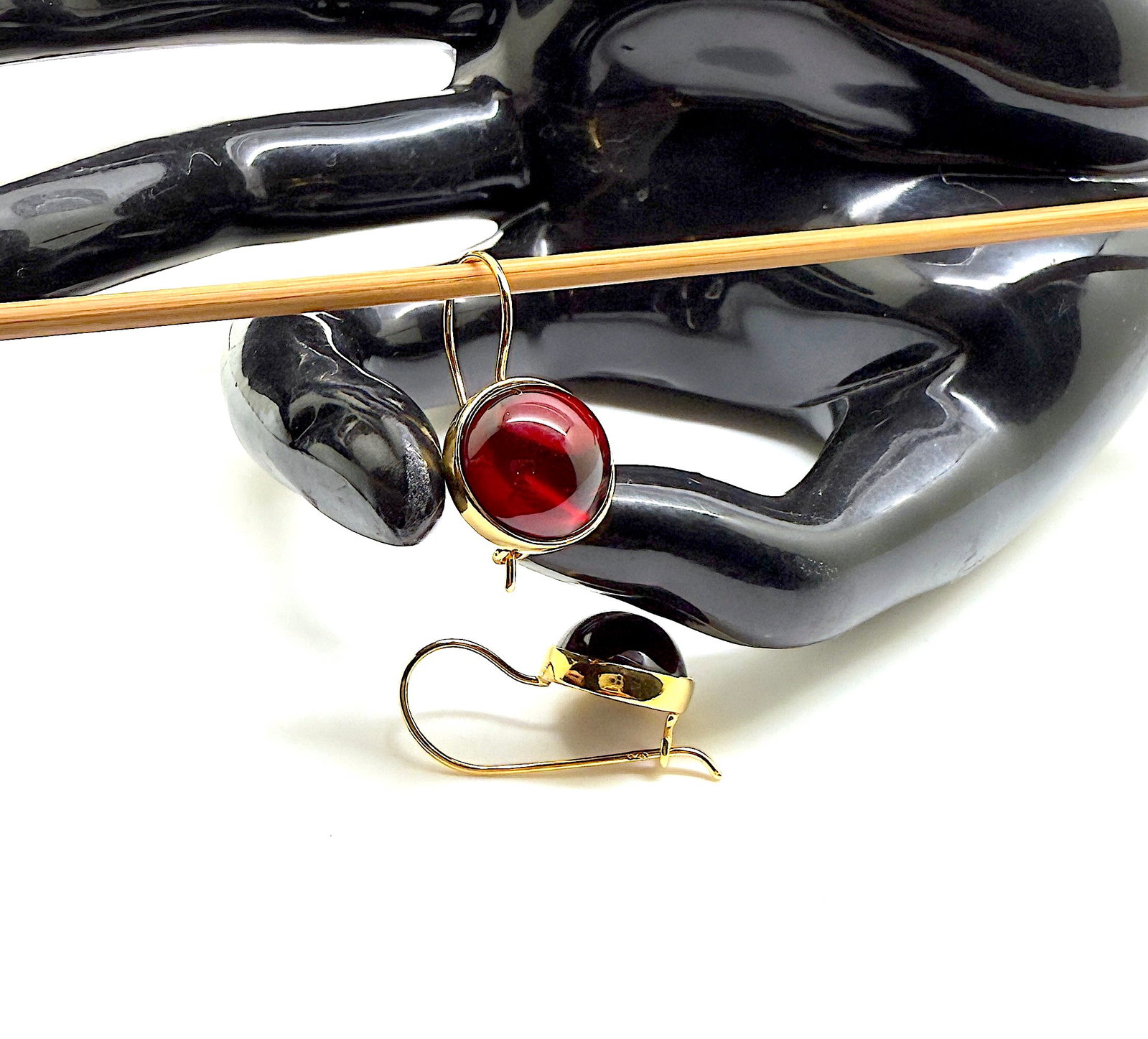 Stunning Amber Earrings: Title:Stunning Amber Earrings Metal:925 Silver-Gold Plated Gemstone:Whole Stone Weight:3.7 g Size:25x14mm Made of:(Reconstituted Amber or Whole Stone):Natural Amber Additional information:Stunning Amb