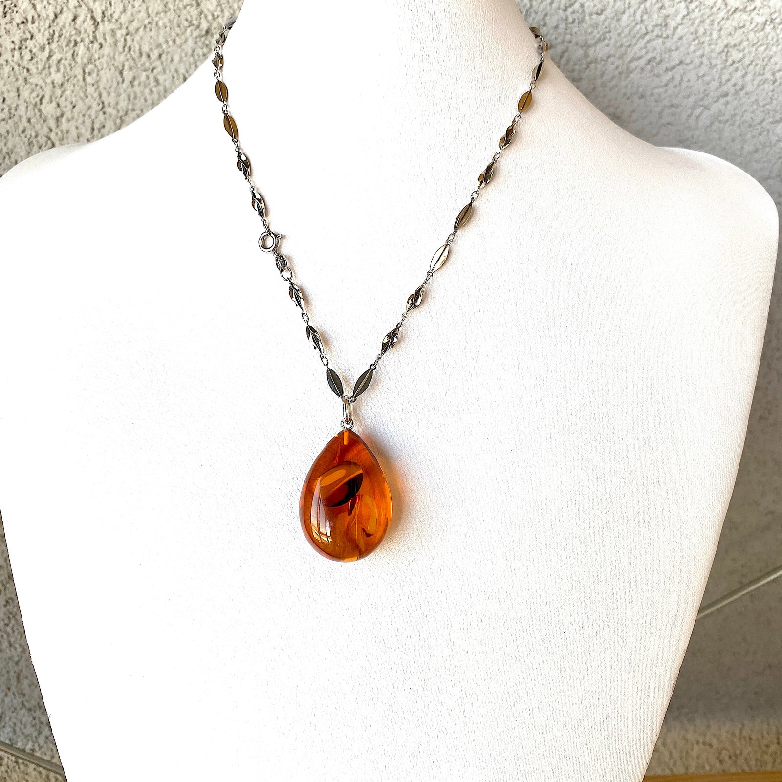 Stunning Amber Pendant with chain, shaped like a Drop: Title:Stunning Amber Pendant with chain, shaped like a Drop Metal:Sterling Silver Gemstone:Amber Weight:9.0 g Size:Size: 23.0 x 14.0 x 36.0 mm Size: 0.906 x 0.551 x 1.417 inches Made