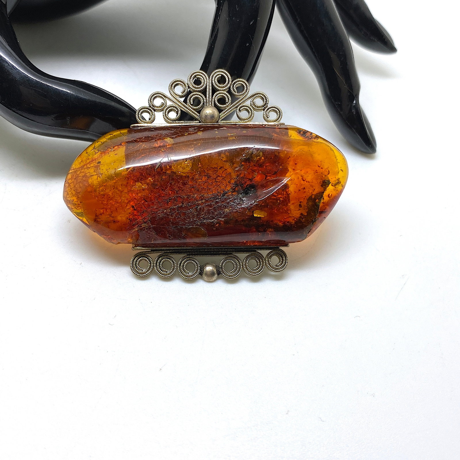 Fascinating Unique Vintage Amber Brooch: Title:Fascinating Unique Vintage Amber Brooch Metal:Metal Gemstone:Amber Weight:19.7 g Size:Size: 60.0 x 46.0 x 17.0 mm Size: 2.362 x 1.811 x 0.669 inches Made of:(Reconstituted Amber or Whole