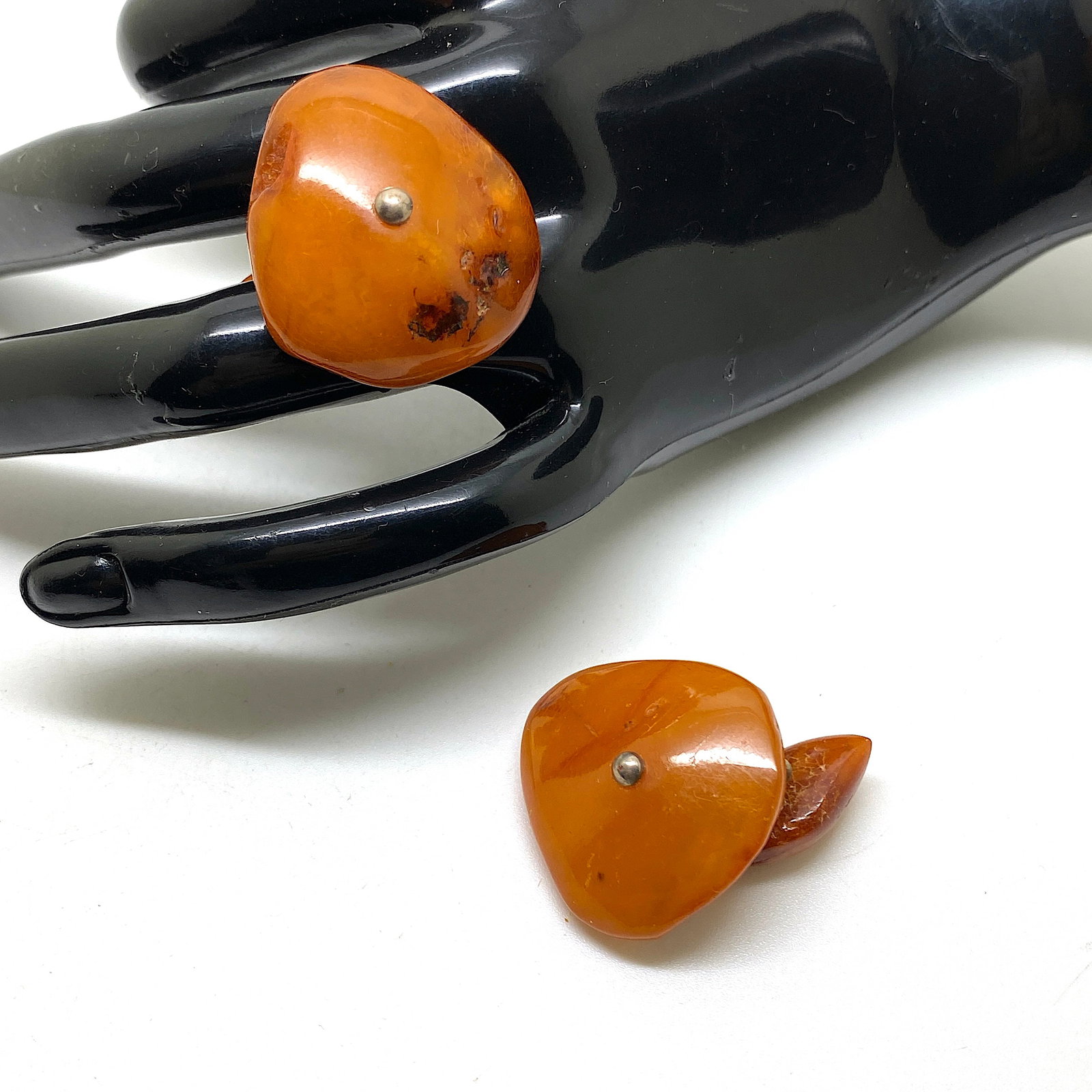 Splendid Vintage Amber Cufflinks: Title:Splendid Vintage Amber Cufflinks Metal:Metal Gemstone:Amber Weight:8.8 g Size:Size: 25.0 x 26.0 x 30.0 mm Size: 0.984 x 1.024 x 1.181 inches Made of:(Reconstituted Amber or Whole