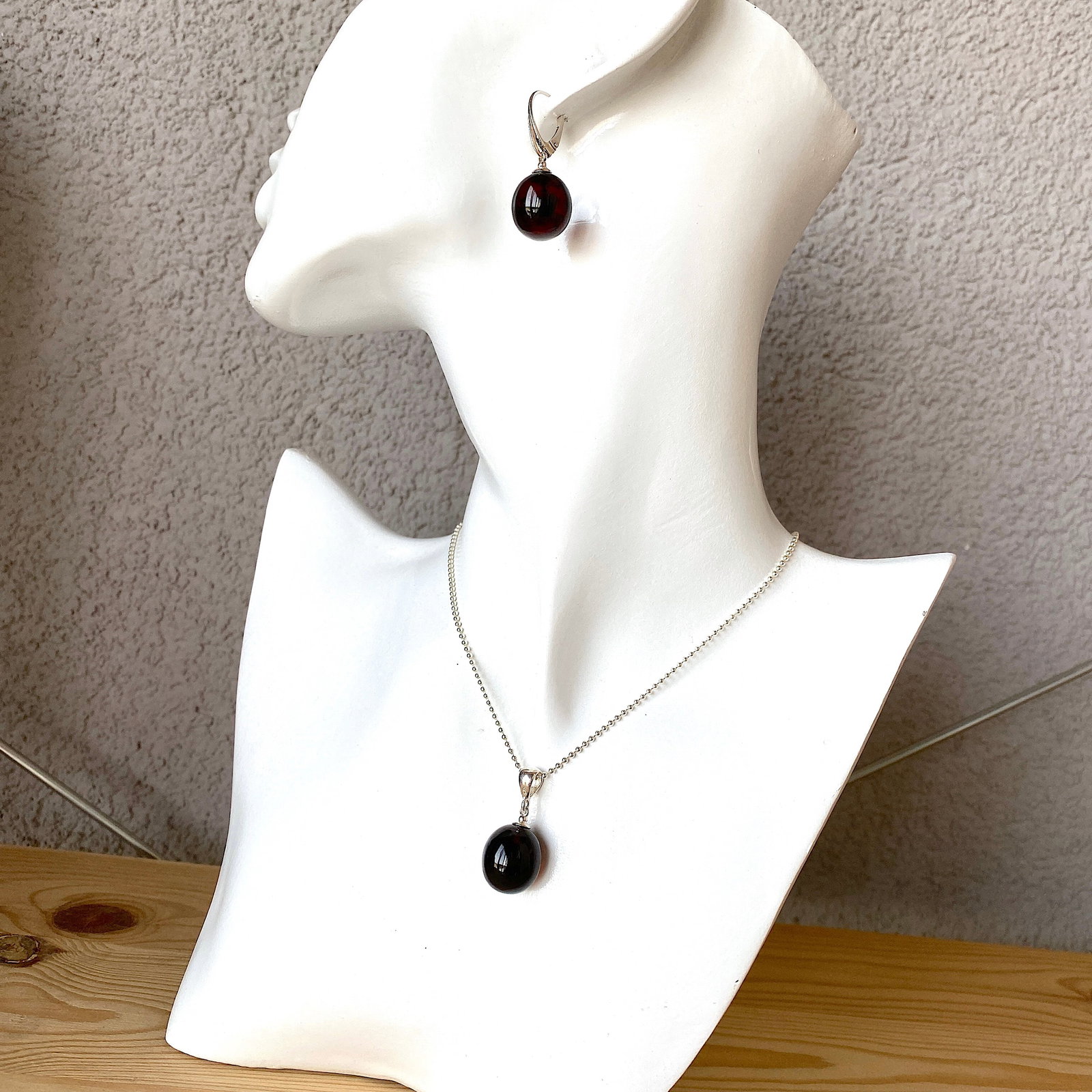 Fascinating Amber Earrings and Necklace set: Title:Fascinating Amber Earrings and Necklace set Metal:Sterling Silver Gemstone:Amber Weight:9.3 g Size:Size: 13.5 x 13.5 x 400.0 mm Size: 0.531 x 0.531 x 15.748 inches Made of:(Reconstituted Amber