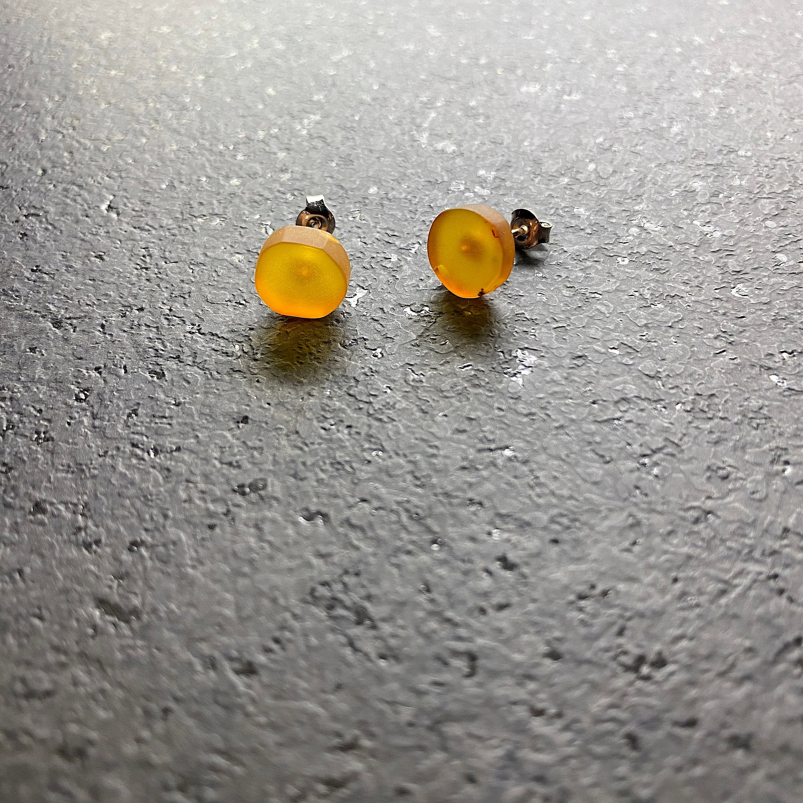 Fascinating Vintage Amber Earrings: Title:Fascinating Vintage Amber Earrings Metal:Sterling Silver Gemstone:Amber Weight:1.2 g Size:Size: 17.0 x 11.0 x 11.0 mm Size: 0.669 x 0.433 x 0.433 inches Made of:(Reconstituted Amber or Whole