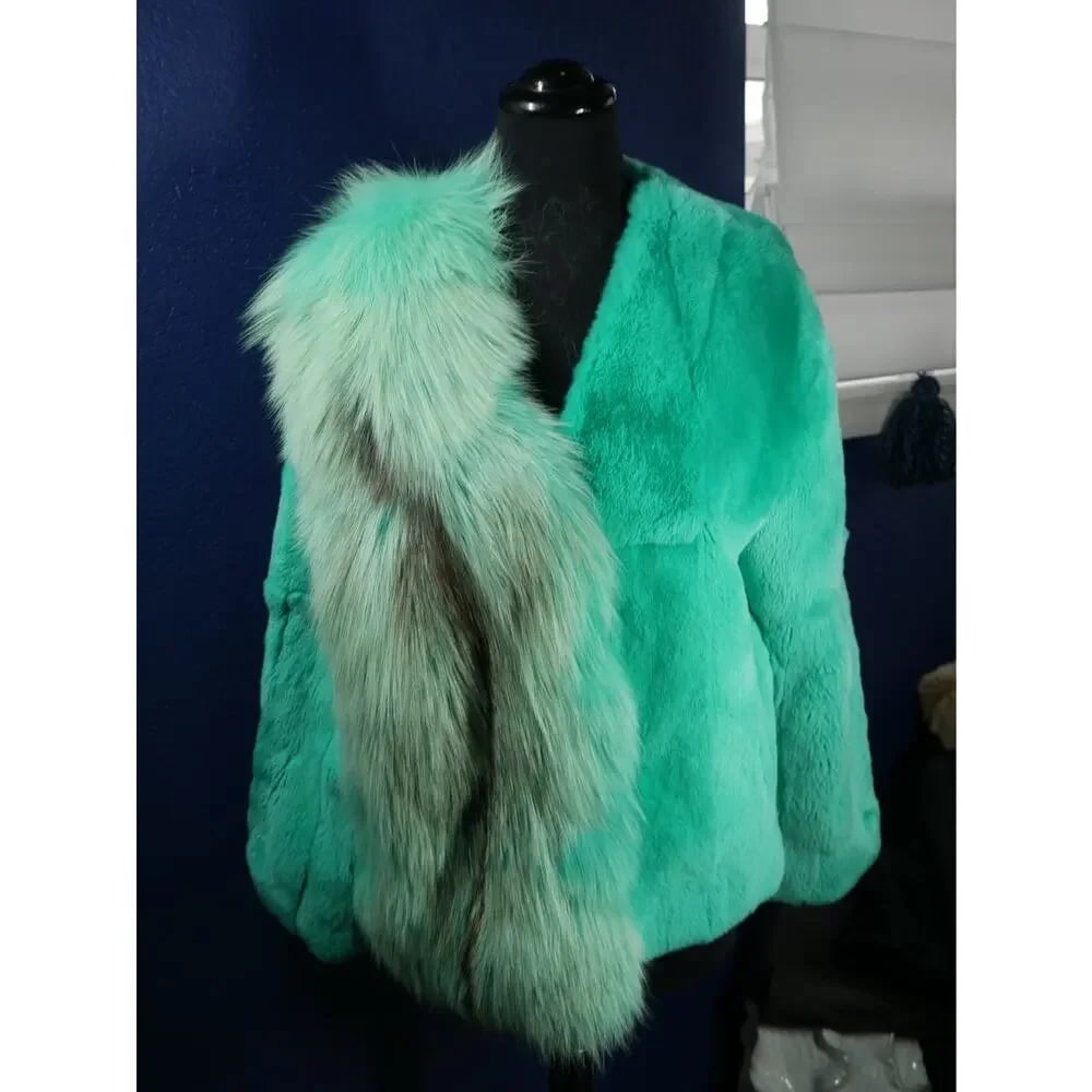 Gorgeous Fox & Rex Chinchilla Teal Fur Coat Jacket: Here is a gorgeous coat! The color is stunning! It is dyed chinchilla rex fur with a dyed to match fox fur on 1/2 the front. It is in excellent condition, no damage at all. Fur is buttery soft,