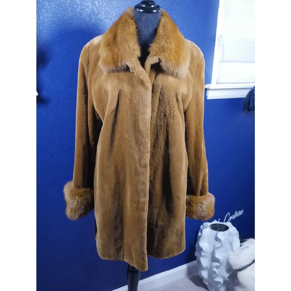 Gorgeous Whiskey Dyed Sheared Mink & Canadian Sable Fur Coat Jacket: Here is a Gorgeous Whiskey Sheared mink coat with Canadian Sable collar & cuffs dyed to match. It is in excellent condition, no damage at all. Fur is buttery soft, supple & fluffy. It has hook & eye