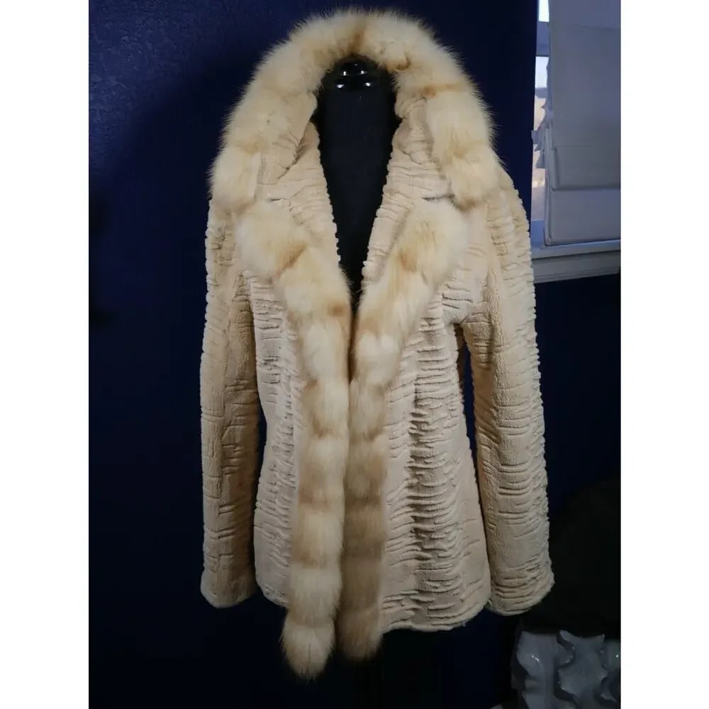 Stunning Buttercream Sheared Mink & Golden Sable Fur Coat Jacket: Here is a stunning Buttercream color sheared mink with a scuplted design & Golden Sable Trim! It is in New / excellent condition, Looks unworn! Fur is buttery soft, supple & fluffy. It has hook & eye 