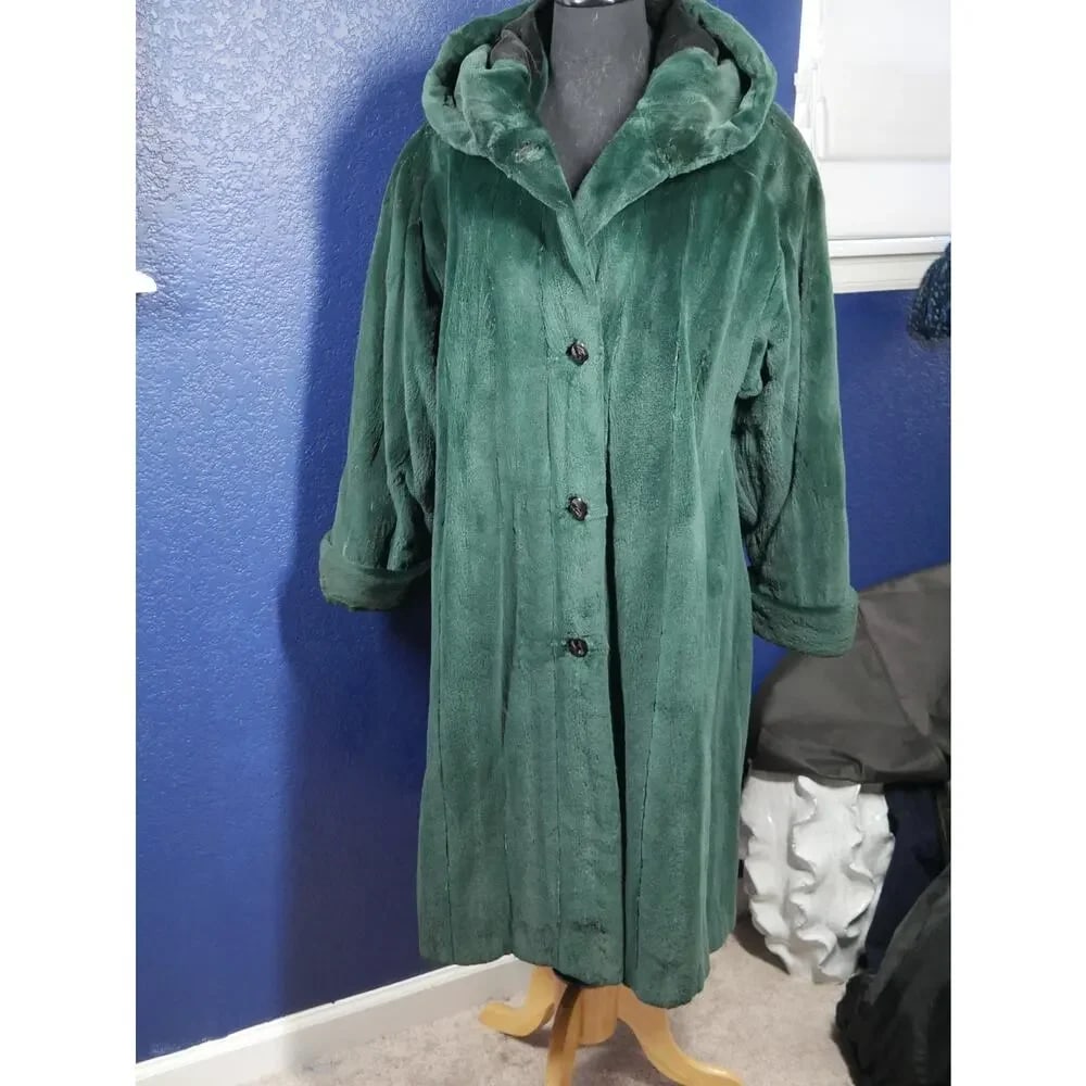 Stunning Emerald Green Sheared Mink Hooded Fur Coat Jacket 7/8ths length: Here is a Gorgeous Hooded Sheared mink coat in Emerald green! It is stunning! It's a 7/8ths length, the hood is attached & can't be removed, it also has cuffs. It is in excellent condition, no damage