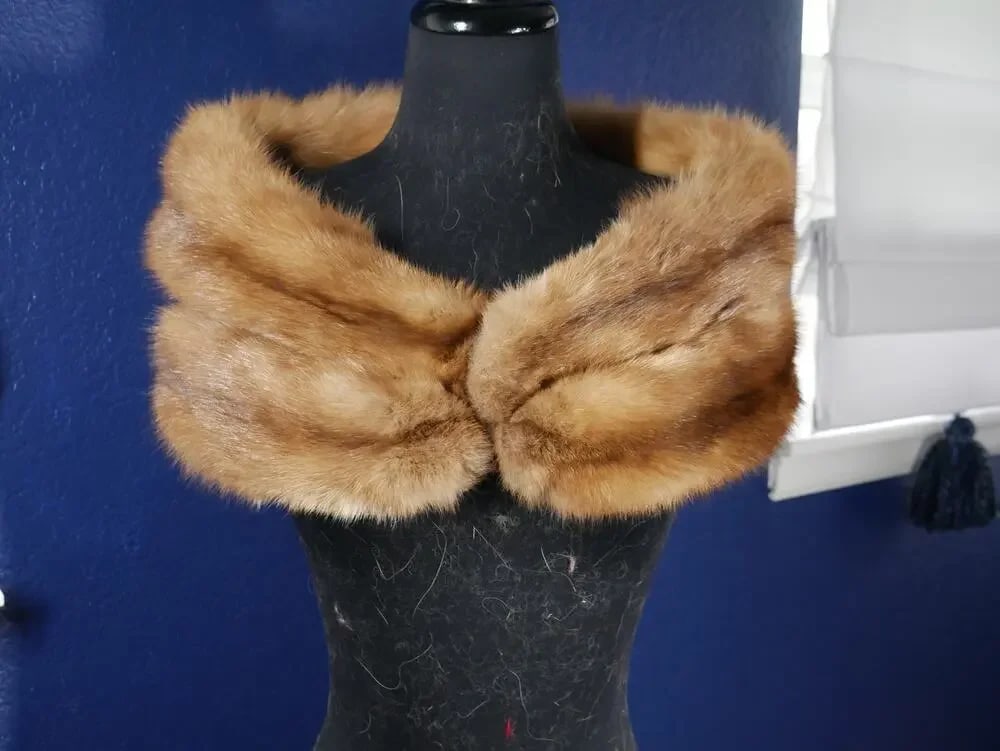 Gorgeous Russian Golden Sable Fur Stole Wrap Cape Coat Jacket: Here is a Golden Russian Sable Fur stole, it has lots of silvery hairs throughout, that's how I know it's Russian. It is in excellent condition, no damage at all. Fur is buttery soft, supple & fluffy.