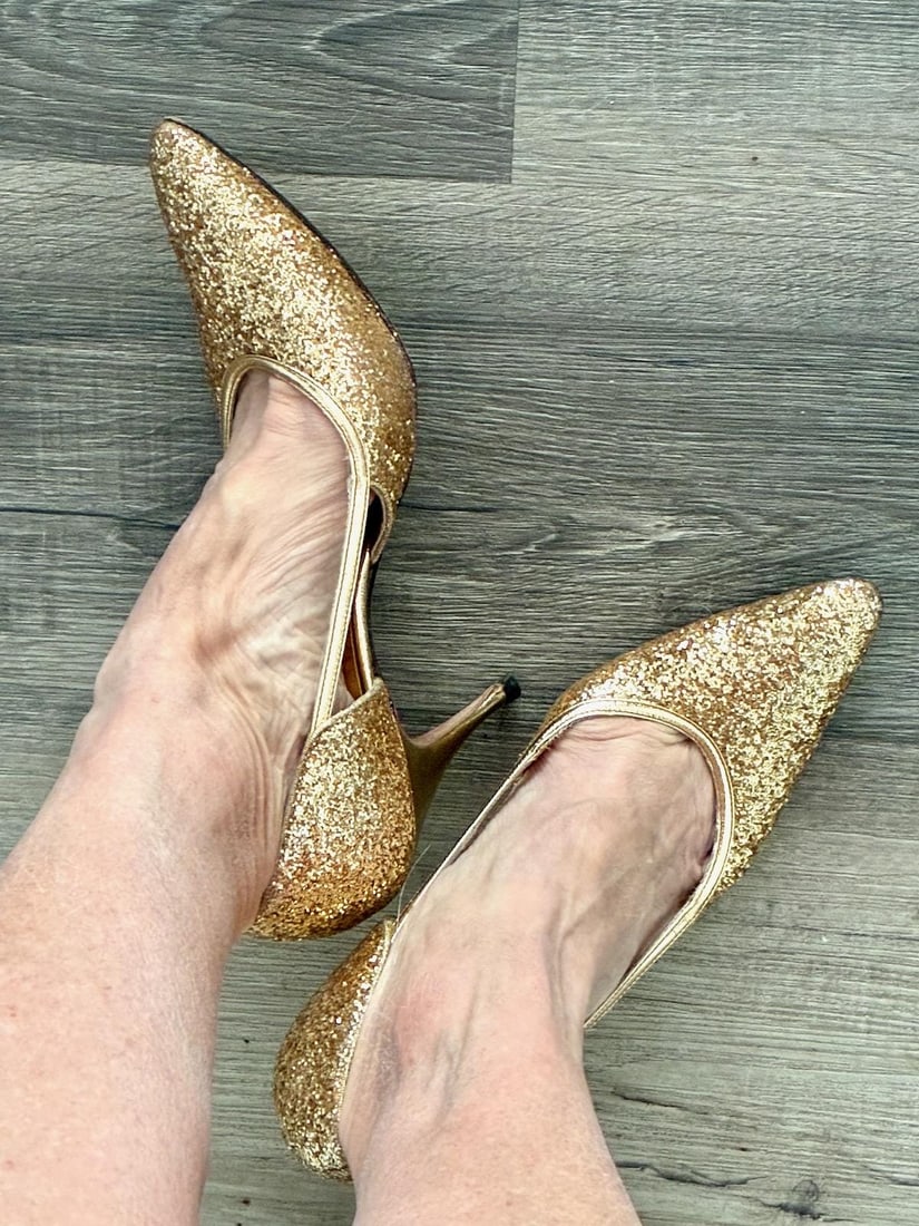 Vintage 1960s Gold Glitter Stiletto Shoes US 7M - 8N: Gold Glitter Leather sole Leather interior Pointy closed toe and heel VERY sexy Early-mid 1960s Size: approx modern US7M or US8N. Model wears a 7M and they fit, could fit a bit more. Check measurement