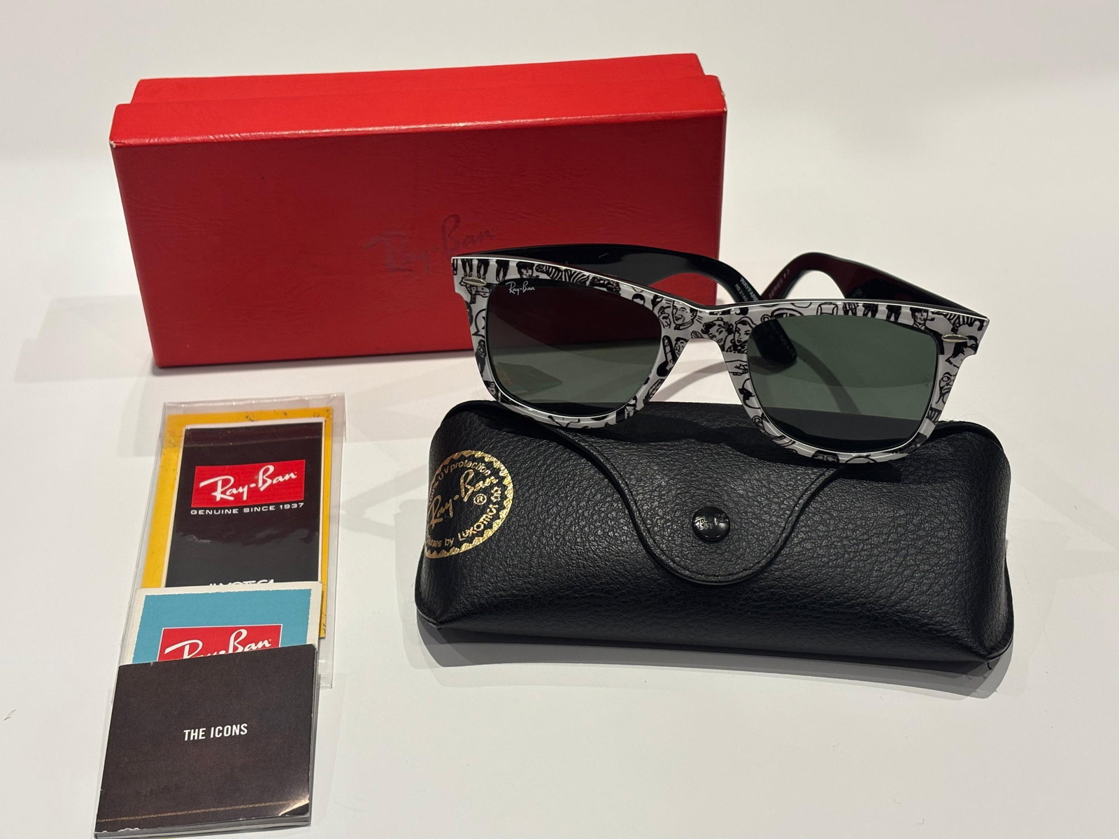 Ray-Ban Wayfarer Rare Prints Collection RB2140 1047 50 22: Title:Ray-Ban Wayfarer Rare Prints Collection RB2140 1047 50 22 Description:These Ray-Ban Wayfarer "Comics" Rare Print Collection date from 2010-11. They were hand made in Italy, and are Special Serie